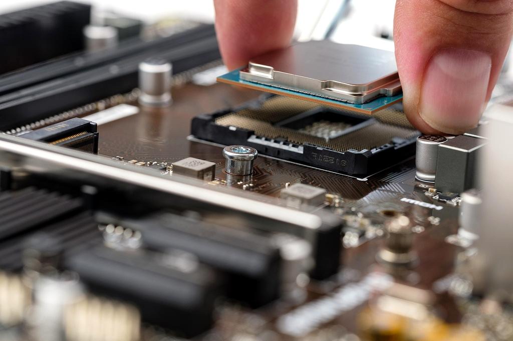 Advanced processor design course covering modern CPU architectures and optimization